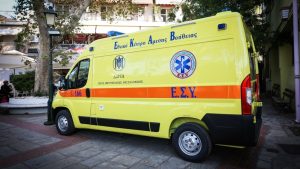 Μεταφέρεται εσπευσμένα στο νοσοκομείο – Δίνουν μεγάλη μάχη οι διασώστες να τον κρατήσουν στη ζωή